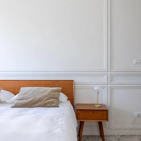 White In Apartment Rom